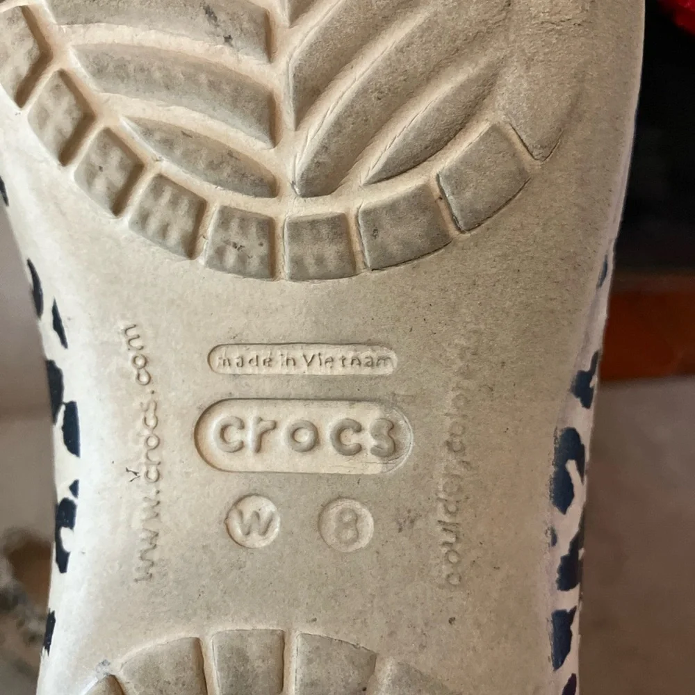 Crocs cheetah print slip on shoes - Picture 4 of 6